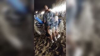 Troia italiana spompina due ragazzi in spiaggia