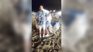 Troia italiana spompina due ragazzi in spiaggia