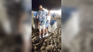 Troia italiana spompina due ragazzi in spiaggia