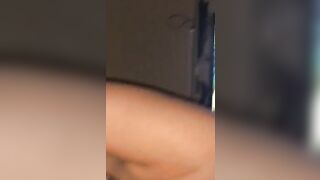 Lui guarda la tv lei lo spompina bene