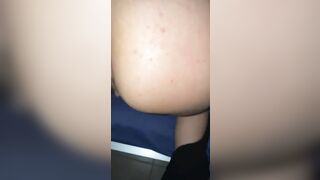 Al cellulare con la sua collega mentre il marito la sta scopando