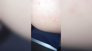 Al cellulare con la sua collega mentre il marito la sta scopando