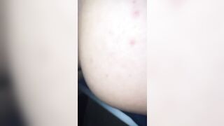 Al cellulare con la sua collega mentre il marito la sta scopando