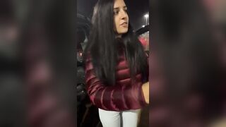 Aspettando la nave mostra il culo