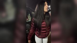 Aspettando la nave mostra il culo