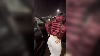 Aspettando la nave mostra il culo