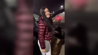 Aspettando la nave mostra il culo