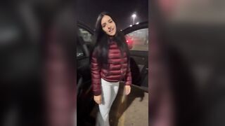 Aspettando la nave mostra il culo