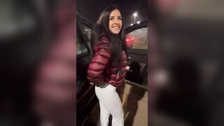 Aspettando la nave mostra il culo