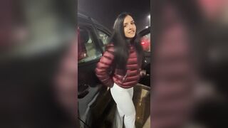 Aspettando la nave mostra il culo