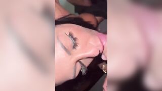 Profumi di Margot spompina il cazzo a due amici