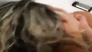 Mio marito è in albergo coi miei figli e io qui a farmi scopare