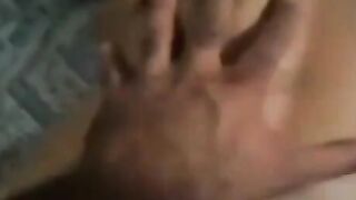 Mio marito è in albergo coi miei figli e io qui a farmi scopare