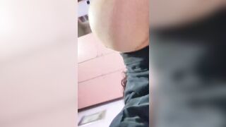 Questa scorreggia è tutta per te annusala tutta