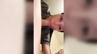 Si fa scopare la bocca con la cappella nelle tonsille