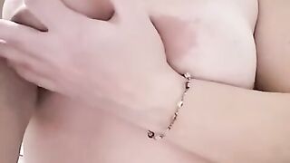 Moglie con tettone morbide