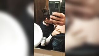 Bocchino in bagno fidanzata ripresa col cellulare