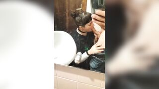 Bocchino in bagno fidanzata ripresa col cellulare