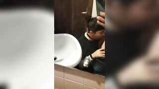 Bocchino in bagno fidanzata ripresa col cellulare