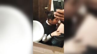 Bocchino in bagno fidanzata ripresa col cellulare