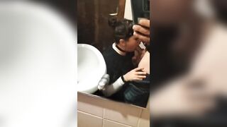 Bocchino in bagno fidanzata ripresa col cellulare