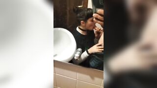 Bocchino in bagno fidanzata ripresa col cellulare