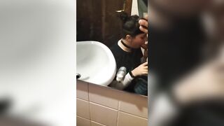 Bocchino in bagno fidanzata ripresa col cellulare