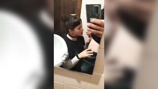 Bocchino in bagno fidanzata ripresa col cellulare