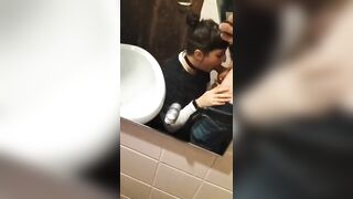 Bocchino in bagno fidanzata ripresa col cellulare