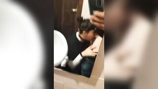 Bocchino in bagno fidanzata ripresa col cellulare