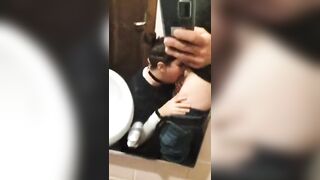 Bocchino in bagno fidanzata ripresa col cellulare