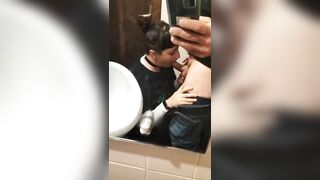 Bocchino in bagno fidanzata ripresa col cellulare