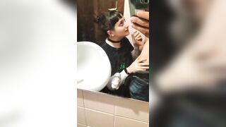 Bocchino in bagno fidanzata ripresa col cellulare