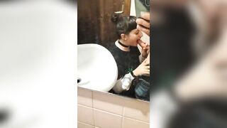 Bocchino in bagno fidanzata ripresa col cellulare