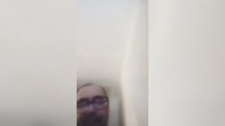 Riprende sotto la minigonna moglie in cucina