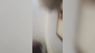 Riprende sotto la minigonna moglie in cucina