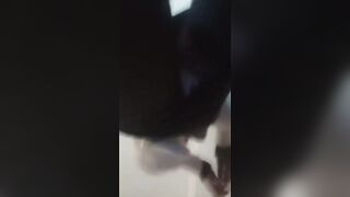 Riprende sotto la minigonna moglie in cucina