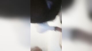 Riprende sotto la minigonna moglie in cucina