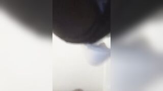 Riprende sotto la minigonna moglie in cucina