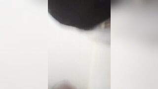 Riprende sotto la minigonna moglie in cucina