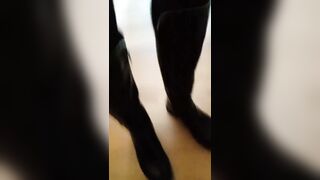 Riprende sotto la minigonna moglie in cucina