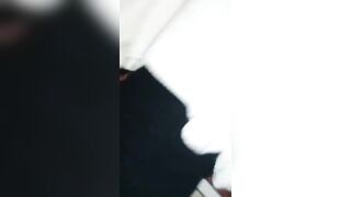 Riprende sotto la minigonna moglie in cucina