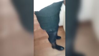 Riprende sotto la minigonna moglie in cucina