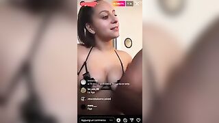 Teen italiana 18 enne con le tettone spompina il cazzo in live IG