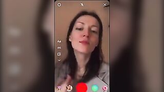 Sborrata in faccia da due cazzi in live