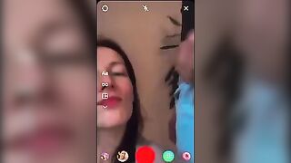 Sborrata in faccia da due cazzi in live