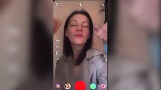 Sborrata in faccia da due cazzi in live