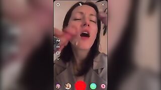 Sborrata in faccia da due cazzi in live