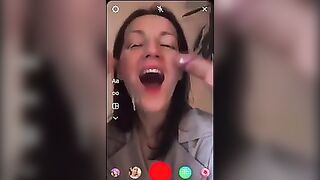 Sborrata in faccia da due cazzi in live