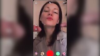 Sborrata in faccia da due cazzi in live